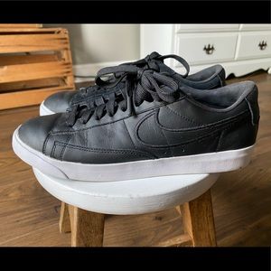 Nike black flat tennis shoe.